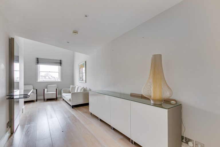 Gloucester Road 39, TFF-4